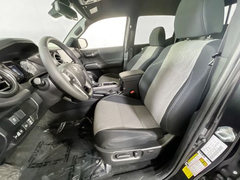 Used 2021 Toyota Tacoma TRD Off-Road w/ Technology Package AWD/4WD image 19