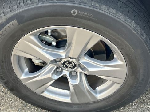 Used 2022 Toyota RAV4 LE AWD/4WD image 10