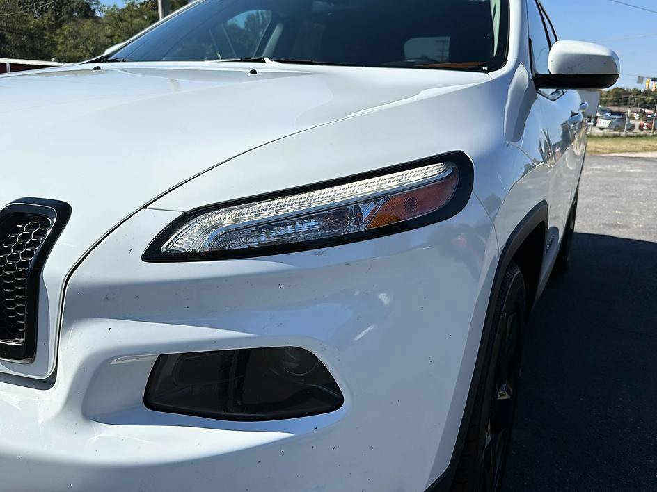 Used 2016 Jeep Cherokee Latitude w/ Cold Weather Group AWD/4WD image 22