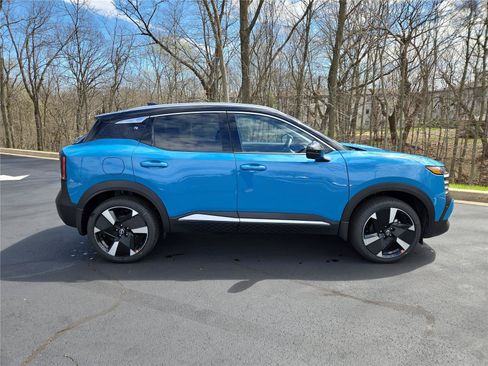 New 2026 Nissan Kicks SR AWD/4WD image 2