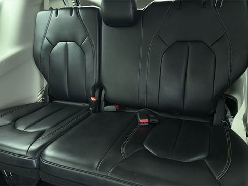 Used 2023 Chrysler Pacifica Touring-L FWD image 11