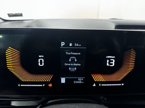 Used 2025 Kia Carnival FWD image 7