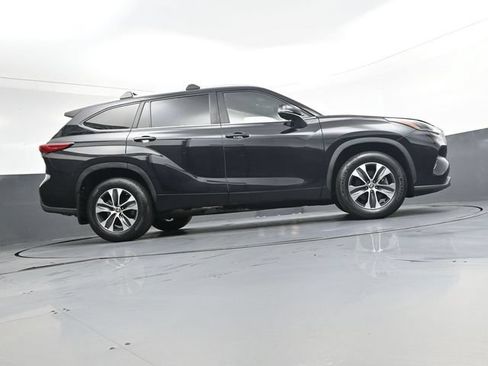 Used 2023 Toyota Highlander XLE AWD/4WD image 31