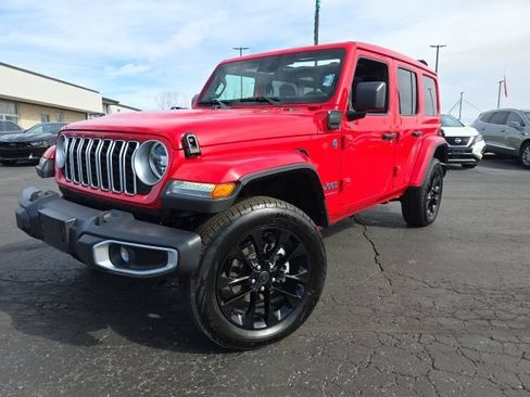 Used 2025 Jeep Wrangler Unlimited Sahara w/ Safety Group AWD/4WD image 2