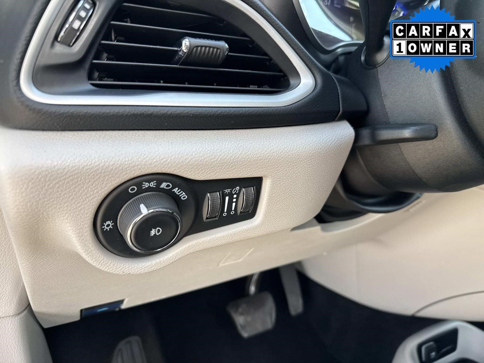 Used 2024 Chrysler Pacifica Touring-L FWD image 34