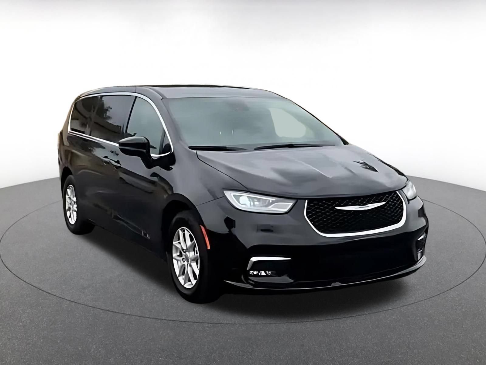 Used 2025 Chrysler Pacifica Select FWD image 3