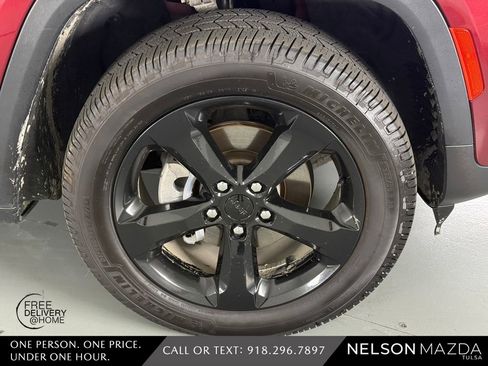 Used 2023 Jeep Grand Cherokee Altitude AWD/4WD image 10