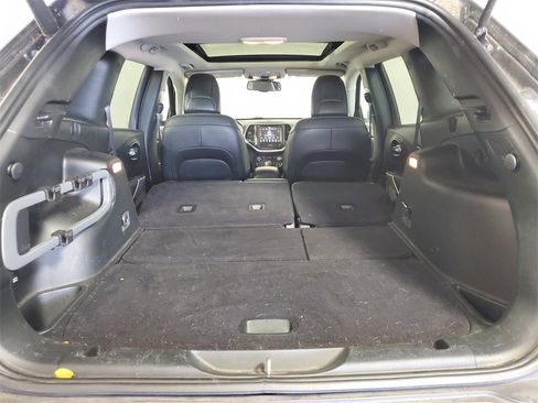 Used 2018 Jeep Cherokee Latitude Plus w/ Comfort/Convenience Group image 27