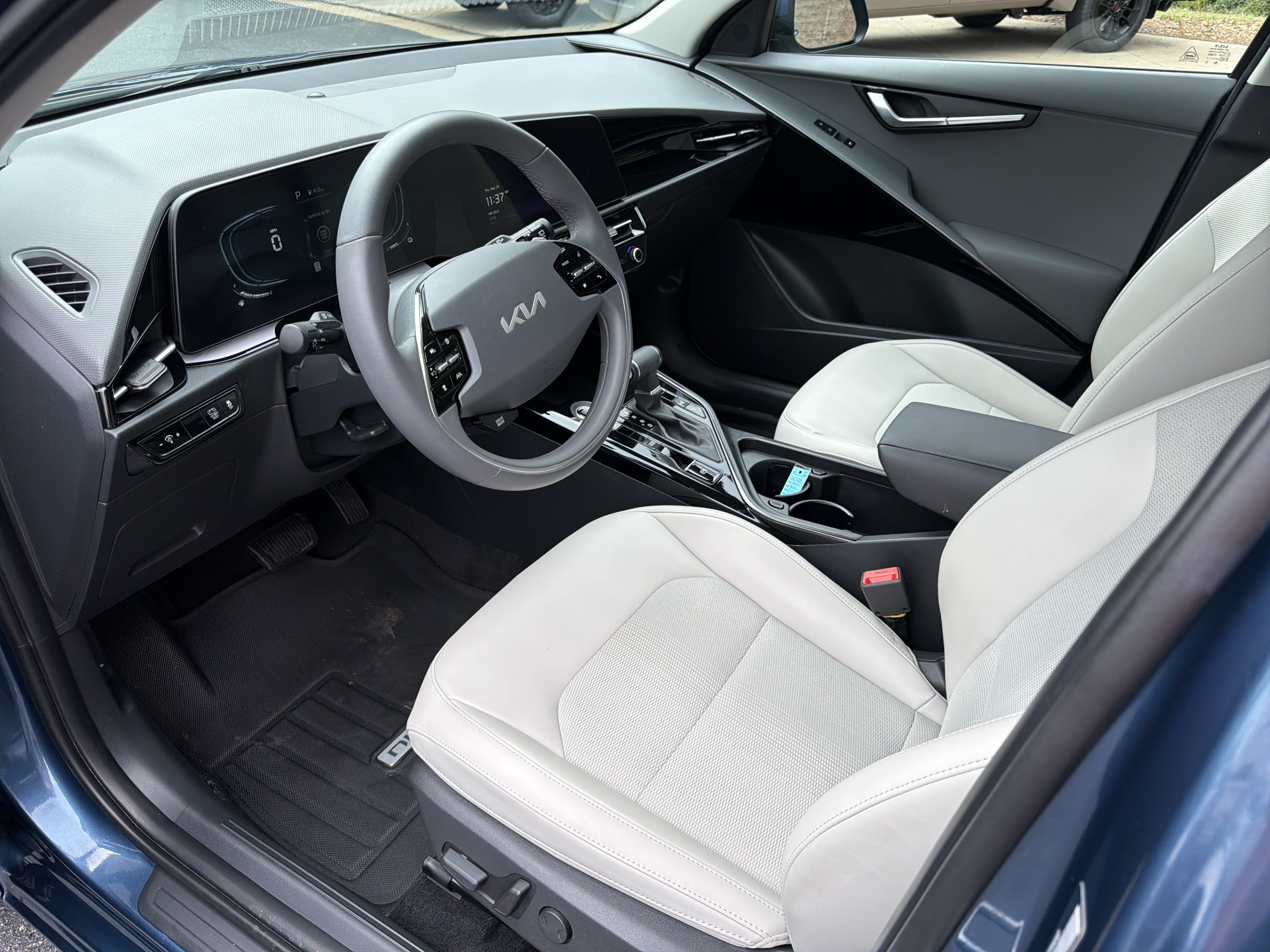 Used 2025 Kia Niro EX FWD image 9