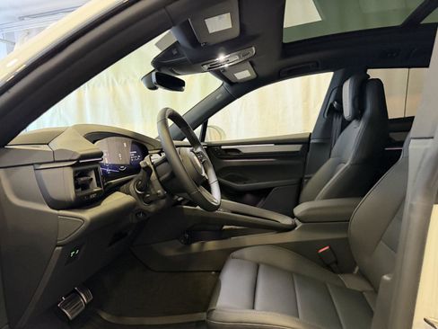 New 2026 Porsche Macan 4S Electric image 5