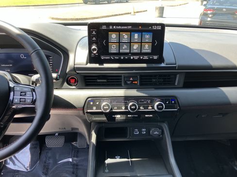 Certified 2025 Honda Pilot Black Edition image 25