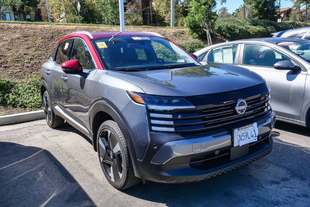 Used 2026 Nissan Kicks SR w/ SR Premium Package FWD image 1