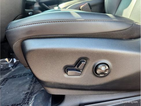 Used 2025 Chrysler Pacifica Select FWD image 32