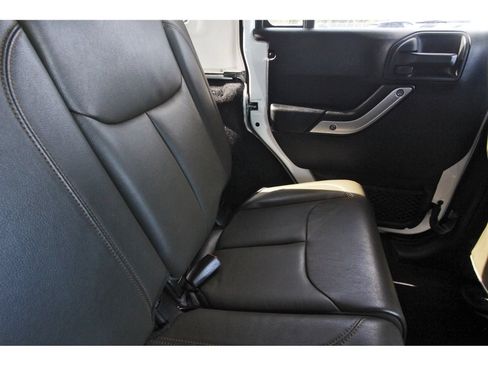 Used 2018 Jeep Wrangler Unlimited Sahara w/ Connectivity Group AWD/4WD image 15