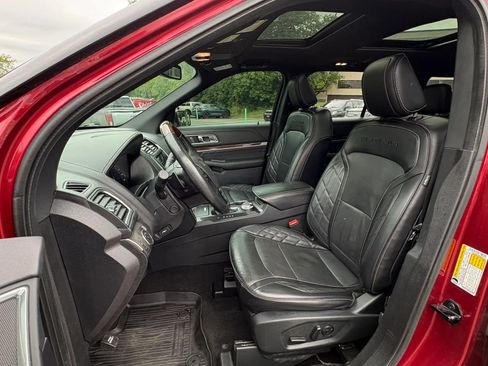 Used 2019 Ford Explorer Platinum AWD/4WD image 2