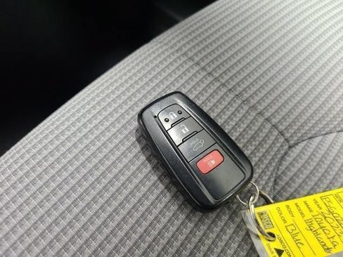 Used 2023 Toyota Highlander LE FWD image 34