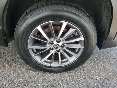 Used 2019 Toyota Highlander XLE image 36