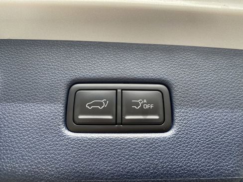 Used 2025 Kia Carnival EX FWD image 9
