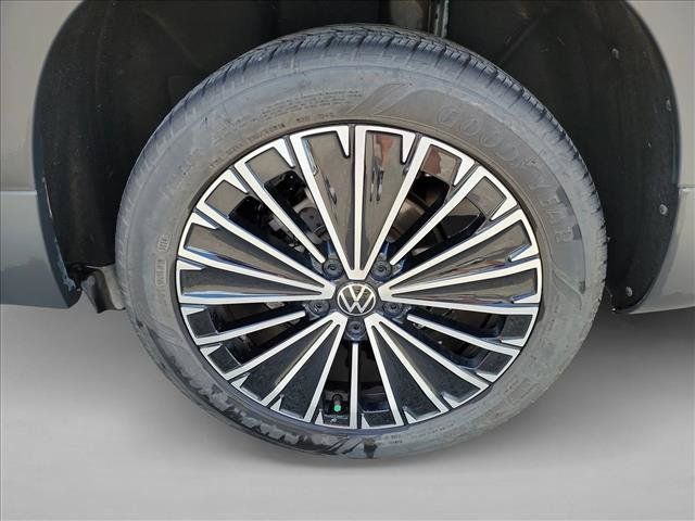 Used 2025 Volkswagen Taos SE FWD image 9