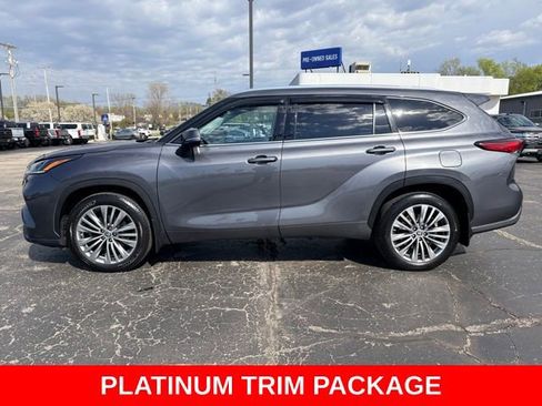 Used 2022 Toyota Highlander Platinum AWD/4WD image 2