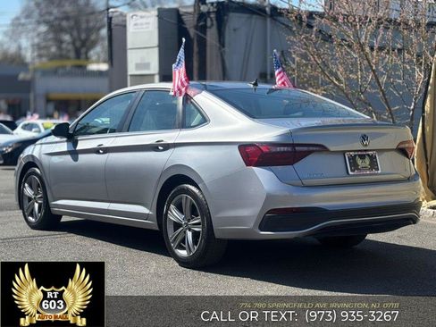 Used 2024 Volkswagen Jetta SE FWD image 4