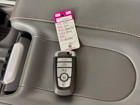 Used 2025 Ford Expedition Active AWD/4WD image 4