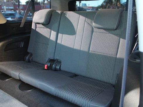 Used 2018 Chevrolet Suburban LS RWD image 24