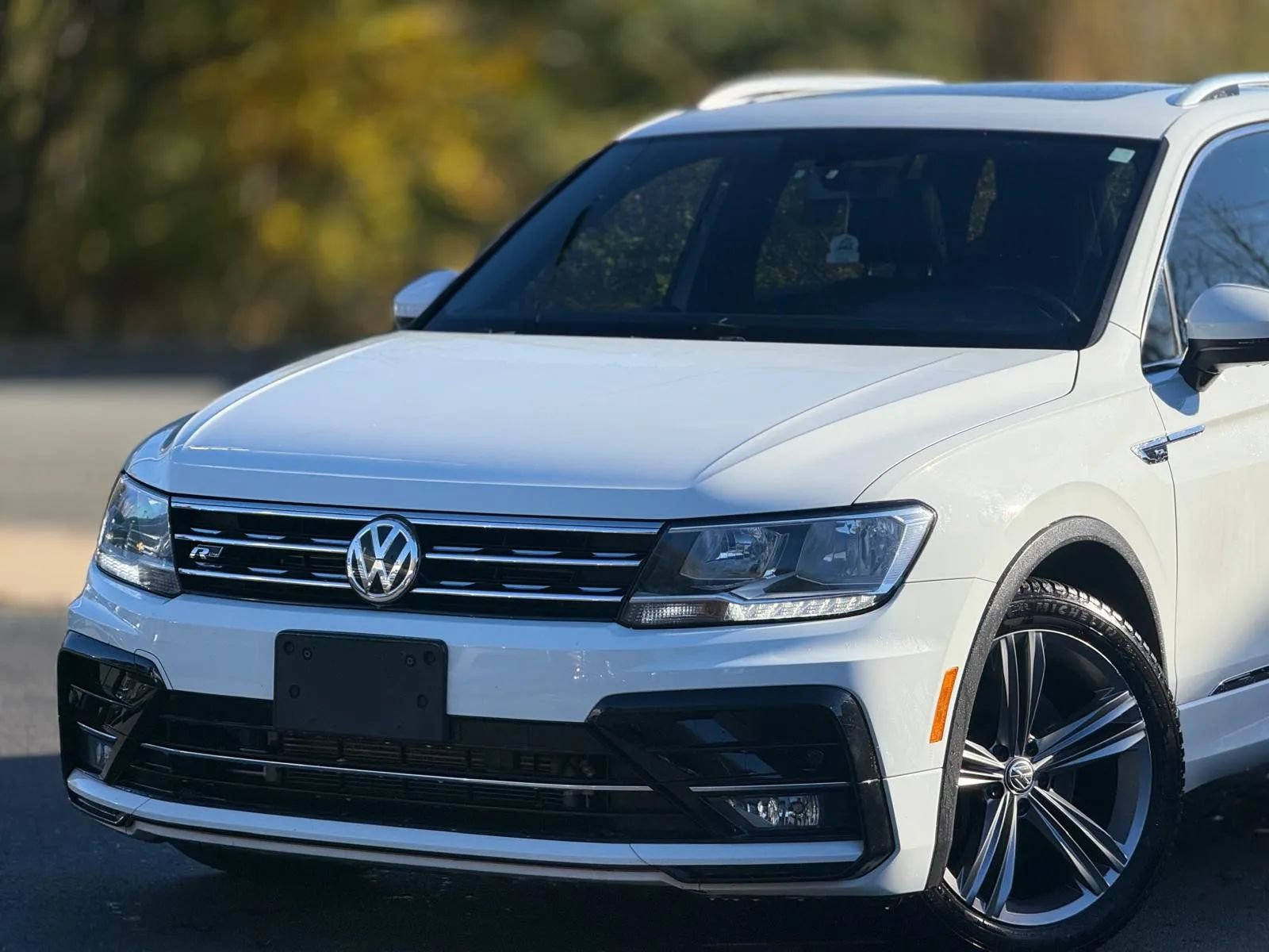 Used 2018 Volkswagen Tiguan SEL w/ R-Line Package AWD/4WD image 2