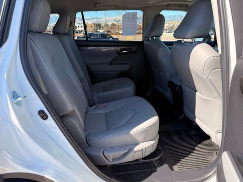 Used 2024 Toyota Highlander Limited image 31