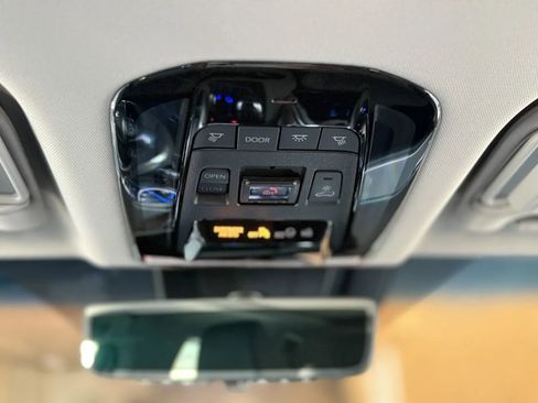 Used 2021 Toyota Venza Limited image 37