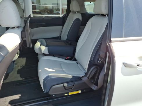 Used 2025 Kia Carnival SX Prestige image 9