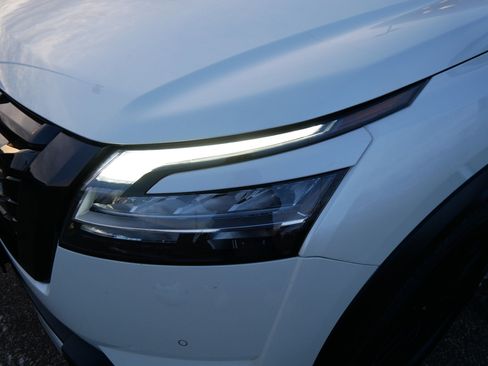 Used 2023 Nissan Pathfinder Platinum image 16