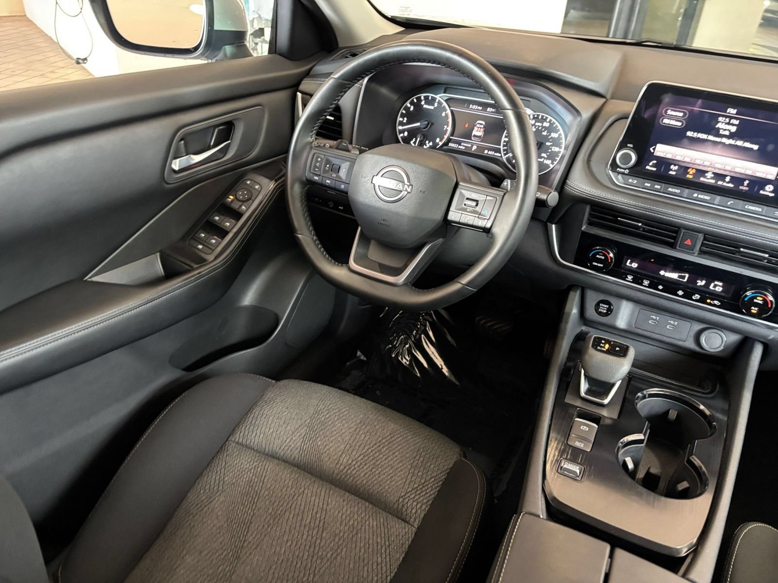 Used 2025 Nissan Rogue SV FWD image 35