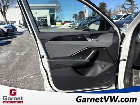 Used 2025 Volkswagen Tiguan SE R-Line image 10