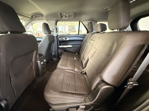 Used 2021 Ford Explorer XLT image 16