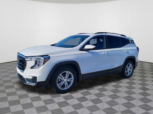 Used 2023 GMC Terrain SLE w/ Driver Convenience Package FWD image 2