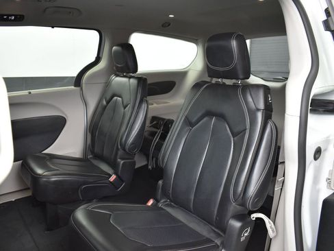 Used 2023 Chrysler Pacifica Touring-L FWD image 21