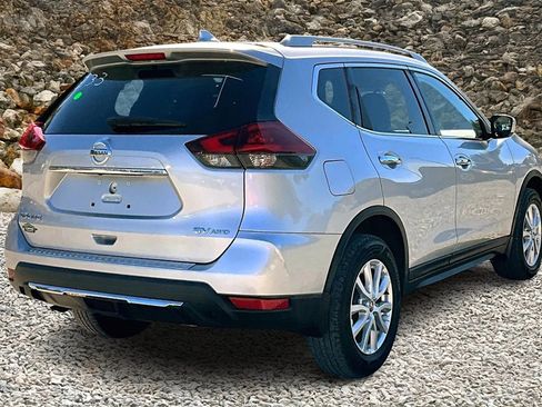 Used 2018 Nissan Rogue SV image 2