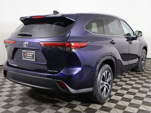 Used 2022 Toyota Highlander XLE image 11