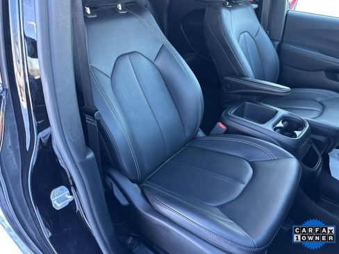 Used 2025 Chrysler Pacifica Select image 57