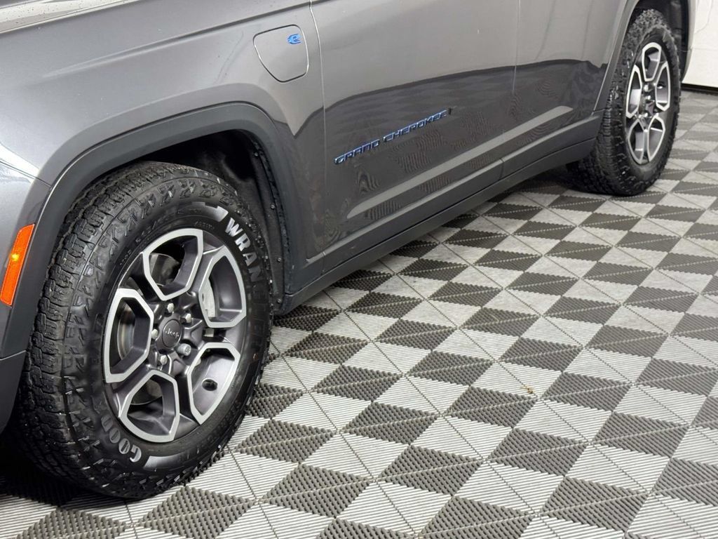 Used 2024 Jeep Grand Cherokee Trailhawk w/ Luxury Tech Group III AWD/4WD image 13
