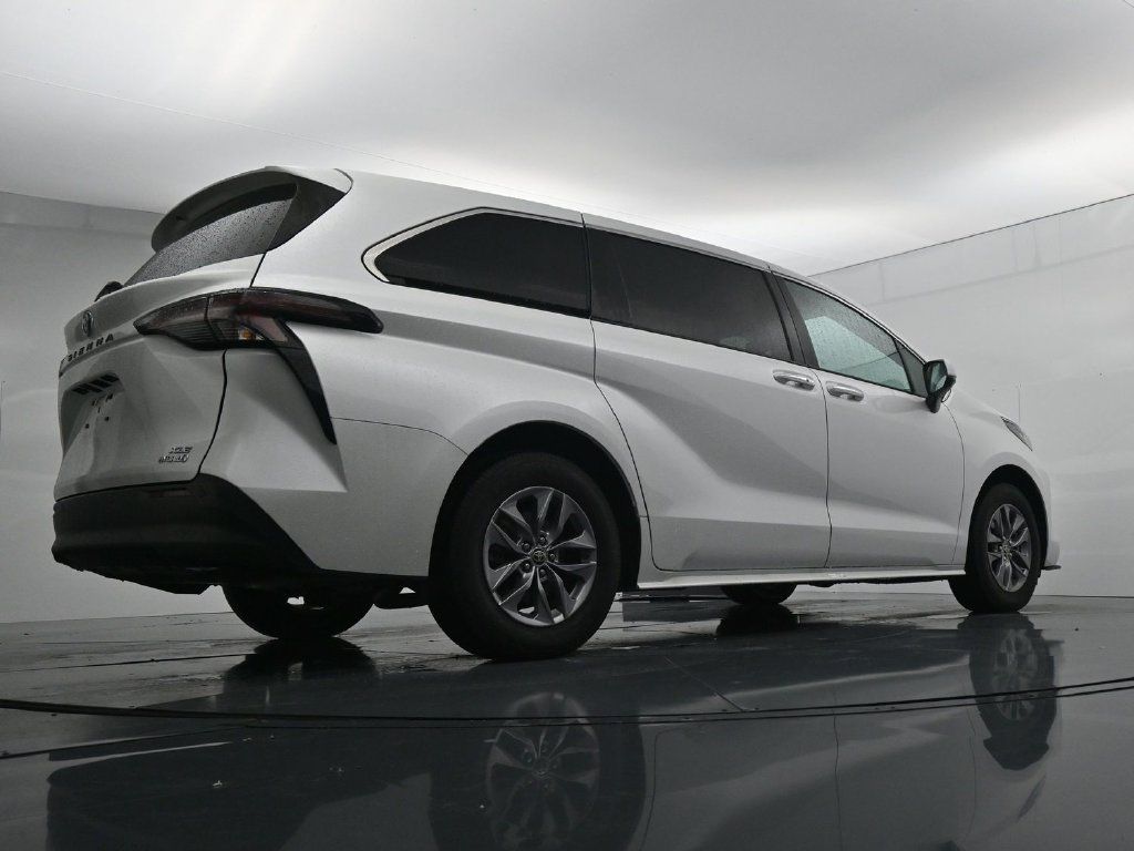 Used 2024 Toyota Sienna XLE FWD image 23