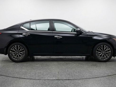 Used 2025 Nissan Altima 2.5 SV FWD image 11
