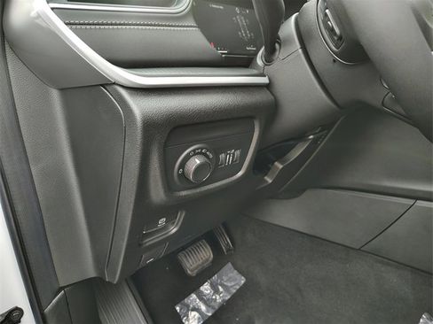 New 2025 Jeep Grand Cherokee Altitude image 14