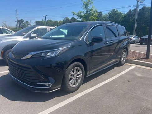 Used 2022 Toyota Sienna XLE image 1