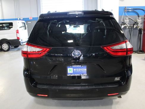 Used 2017 Toyota Sienna XLE Premium image 40