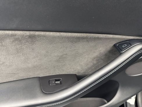 Used 2022 Tesla Model Y Long Range image 35