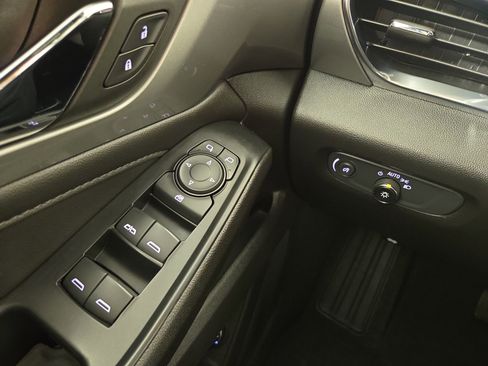 Used 2022 Chevrolet Traverse LT FWD image 29