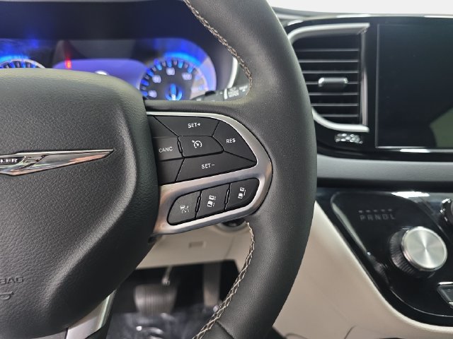 Used 2024 Chrysler Pacifica Touring-L FWD image 18