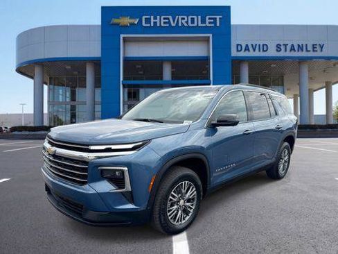 Used 2024 Chevrolet Traverse LT FWD image 1